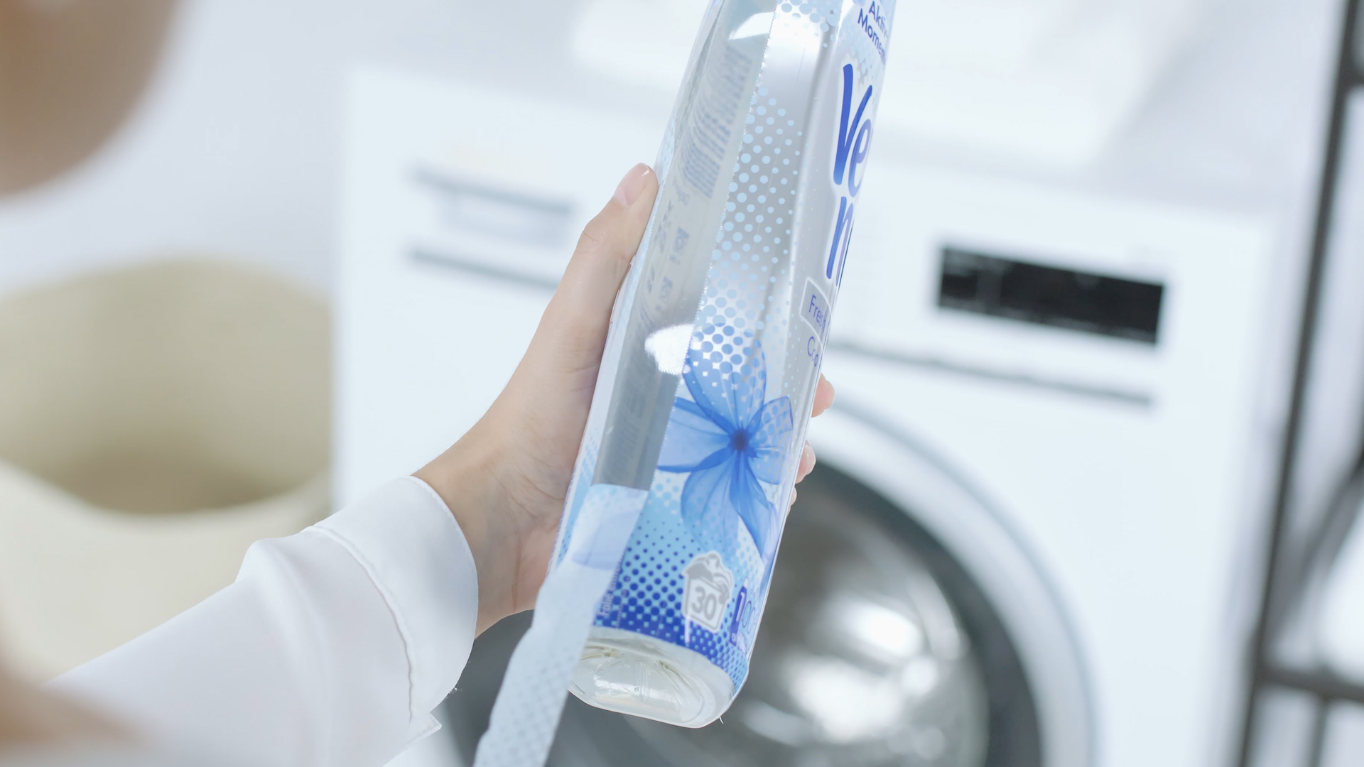 Пляшка ополіскувача Vernel із пластиковою обгорткою, яка «розстібається»