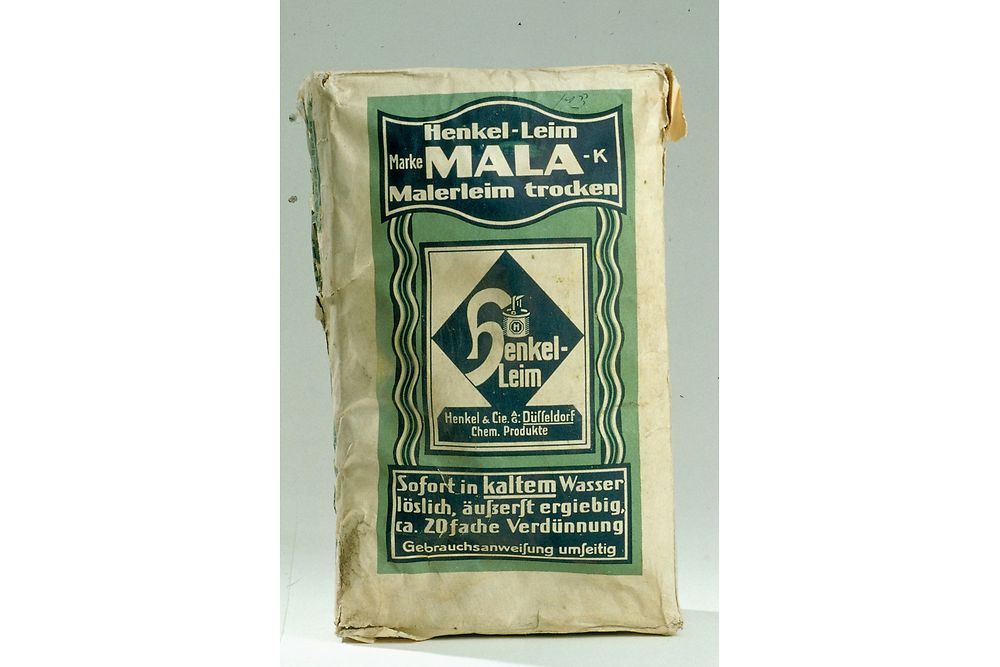 
У 1922 році компанія «Хенкель» розпочала виготовляти клеї через їхню нестачу для упаковок своїх продуктів. Роком пізніше компанія почала продавати клеї на основі картопляного крохмалю від брендів Mala й Tapa.