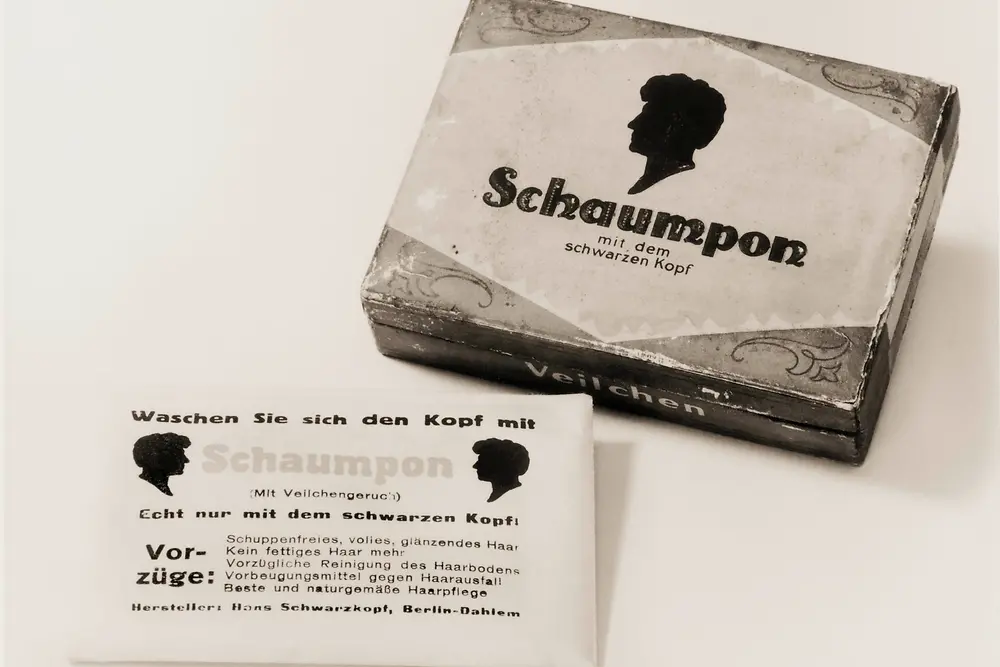 
Історичний фотознімок: Schaumpon був першим розчинним у воді шампунем, який розробив Ганс Шварцкопф. Ним було легше користуватися, він був дешевшим за олії та жорсткі мила, якими користувалися до того часу.