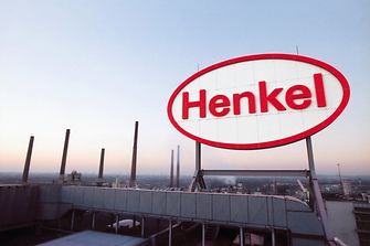 Henkel logo on a rooftop in Duesseldorf. Логотип «Хенкель» на підприємстві в Дюссельдорфі, Німеччина.