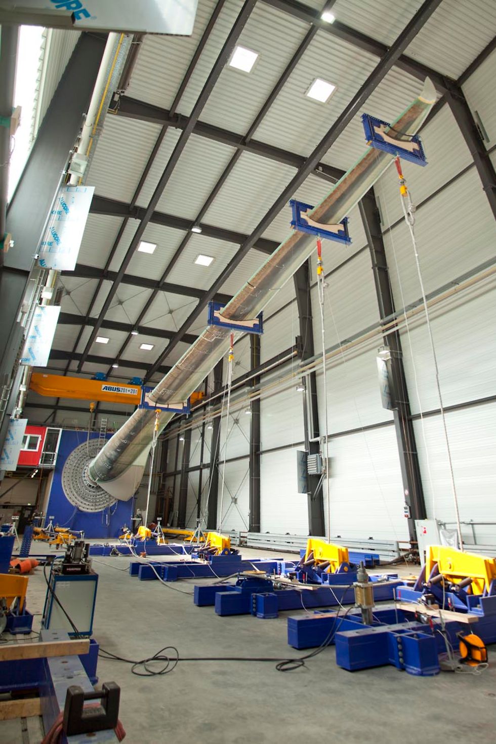 The IWES tested the 40-meter-long rotor blade in accordance with the IEC 61400-23 standard