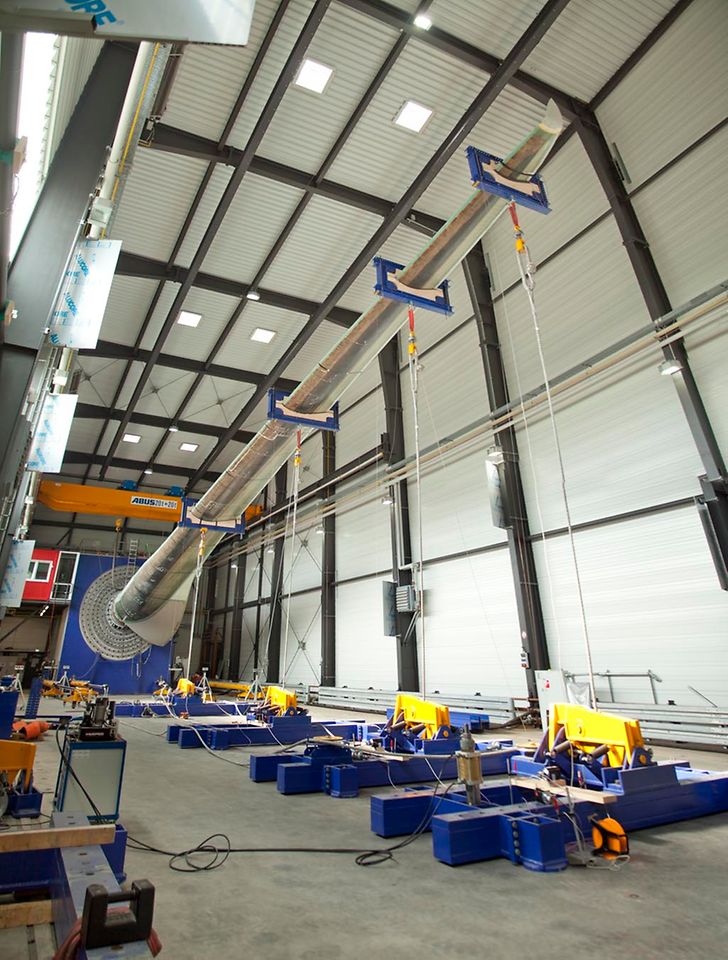 The IWES tested the 40-meter-long rotor blade in accordance with the IEC 61400-23 standard