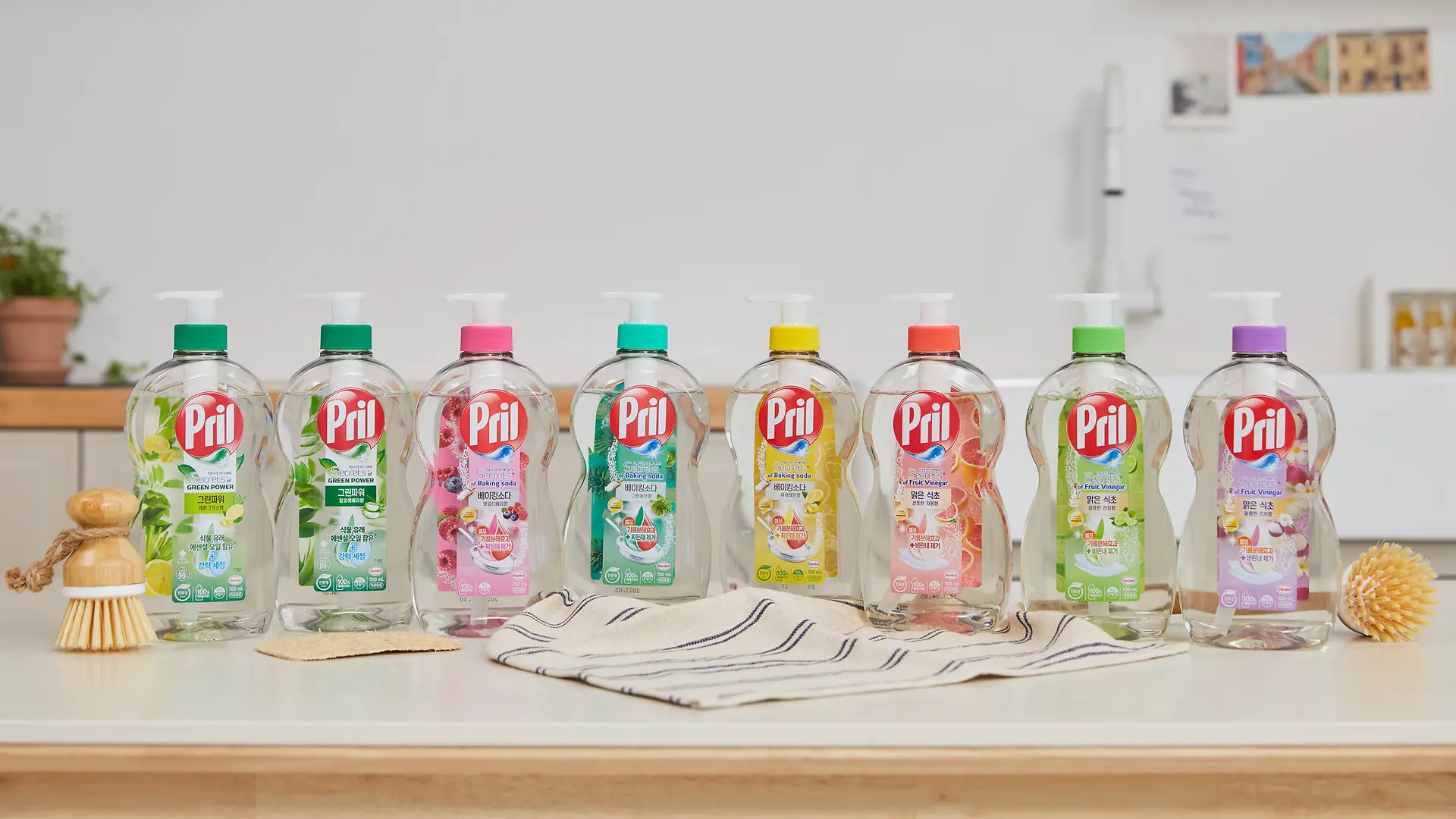 Пляшки з продуктами бренду Pril