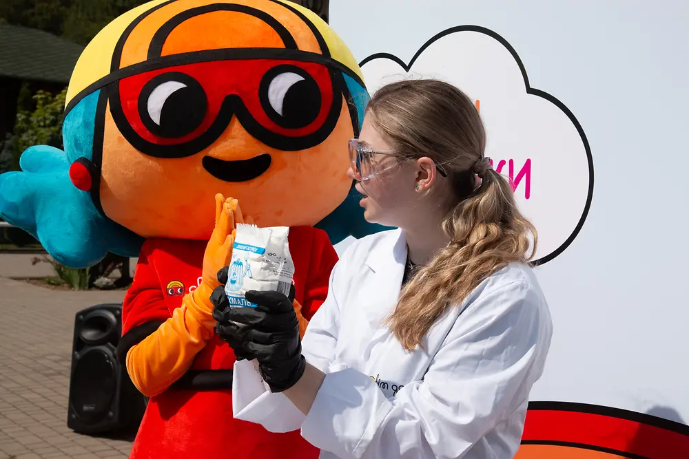 Команда ініціативи «Світ дослідників» від Henkel провела три наукові майстер-класи для дітей, які зазнали впливу війни