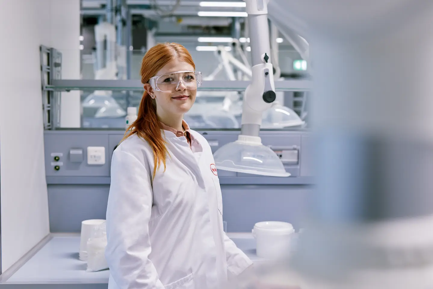 Молодий фахівець розпочинає кар’єру в Henkel: у білому лабораторному халаті він працює в сучасній лабораторії, оснащеній технічним обладнанням.