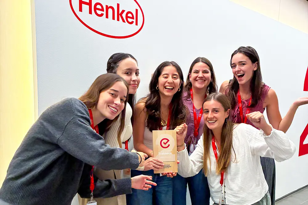 Група співробітників Henkel із нагородою в корпоративному просторі компанії.