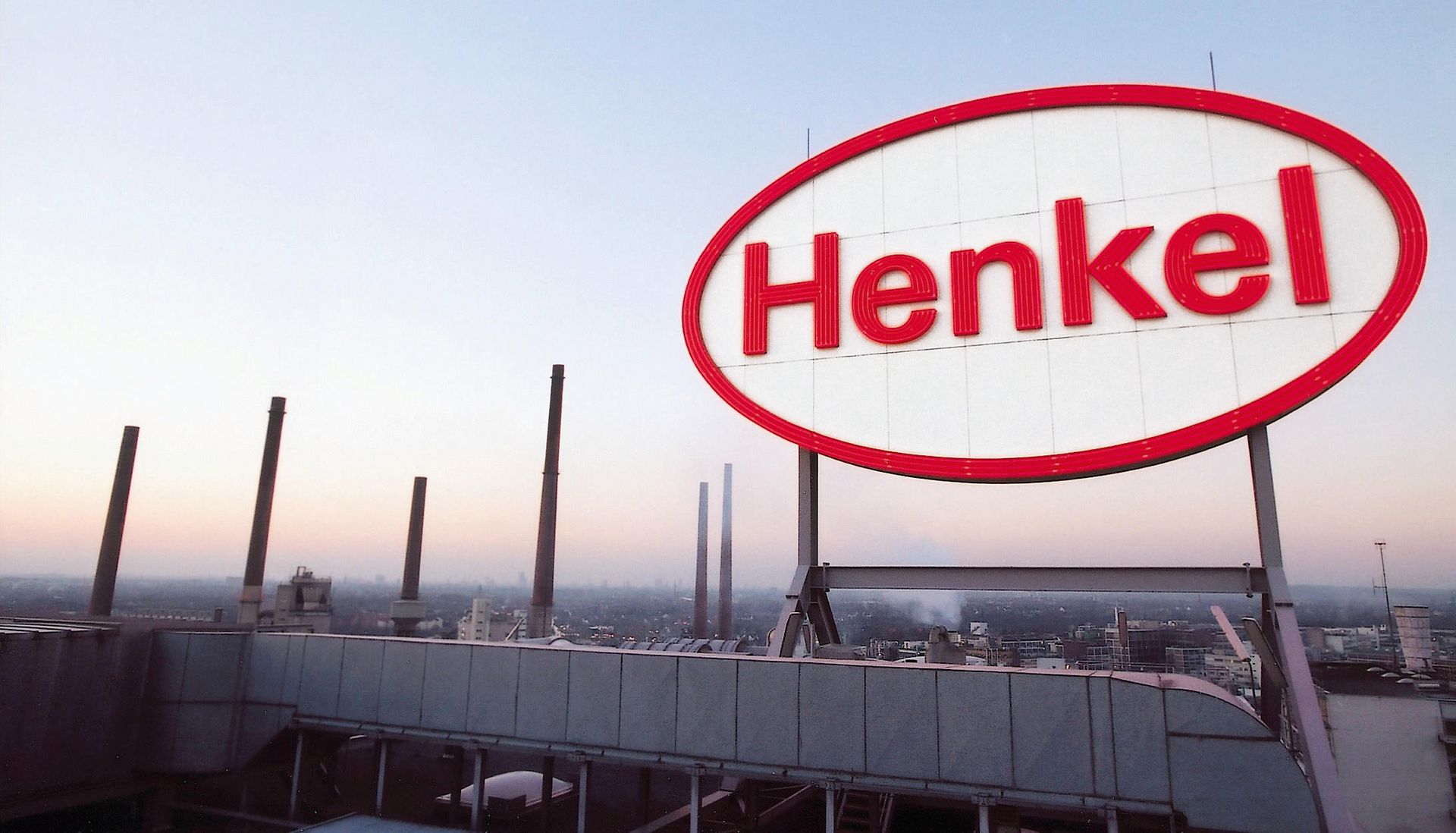 Логотип Henkel, розміщений на даху будівлі у Дюссельдорфі.