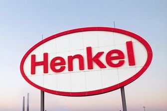 Henkel logo on a rooftop in Duesseldorf. Логотип Henkel, розміщений на даху будівлі у Дюссельдорфі.