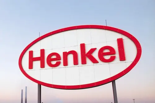 Логотип Henkel, розміщений на даху будівлі у Дюссельдорфі.