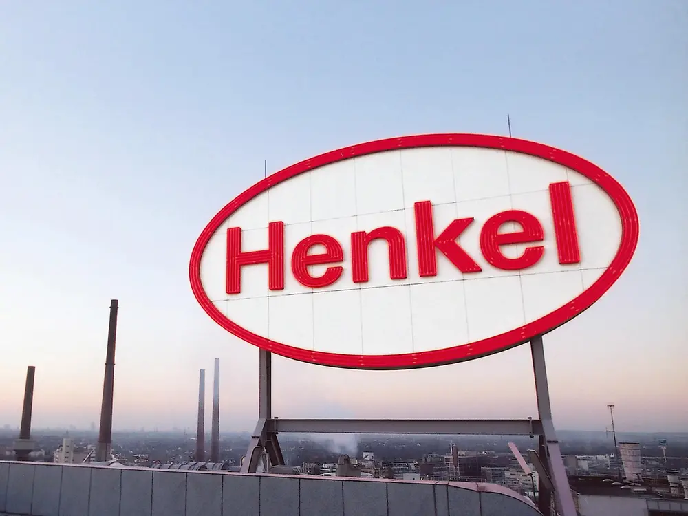Логотип Henkel, розміщений на даху будівлі у Дюссельдорфі.