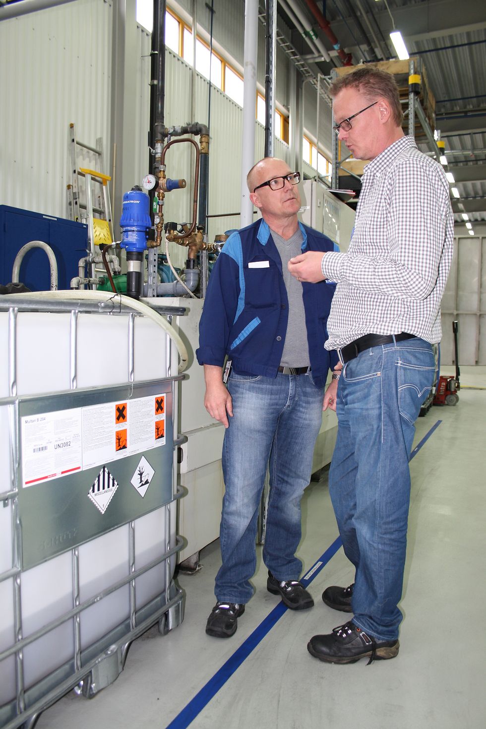 Lars Wahlberg (left), production engineer at the customer’s factory, talking to Thomas Andersson, application specialist at Henkel Norden