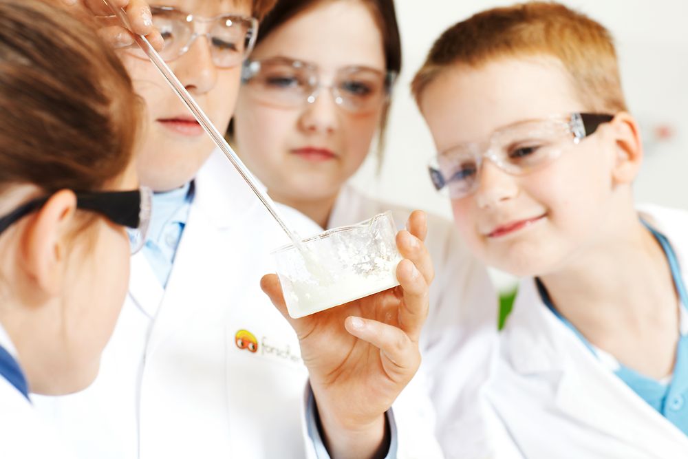 Діти проводять експерименти в рамках ініціативи «Світ дослідників». 