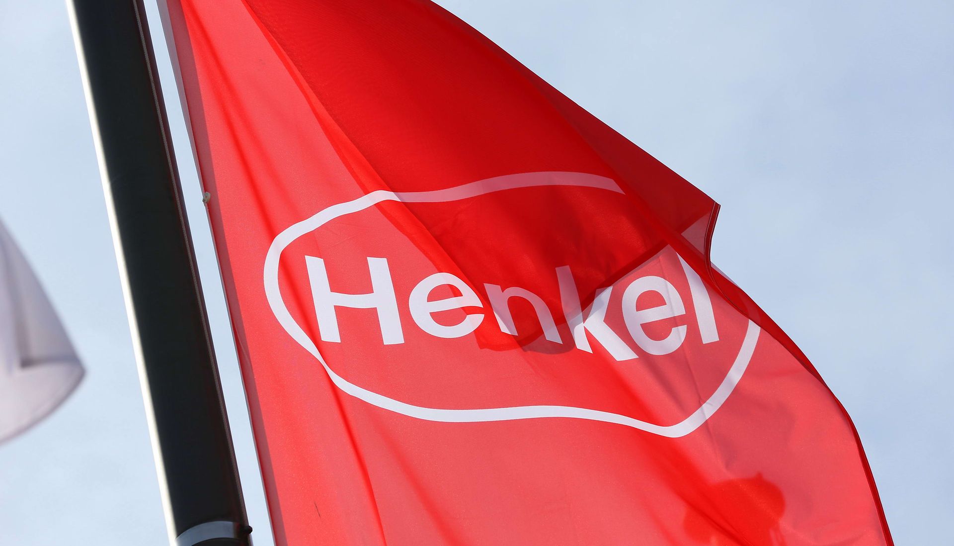 Червоний прапор з логотипом компанії  «Хенкель»