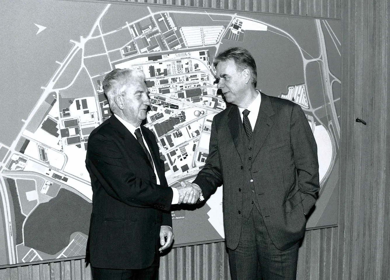 
Dr. Konrad Henkel übergibt 1990 den Vorsitz des Gesellschafterausschusses an Dipl.-Ing. Albrecht Woeste.
