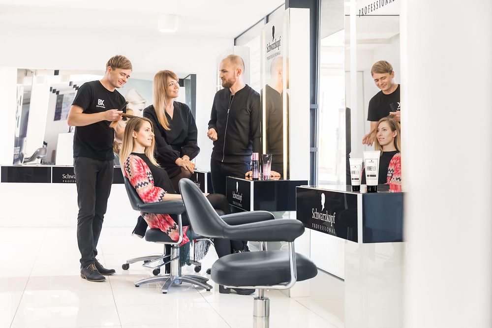 Власник салону обговорює новий продукт з лінійки BC Fibre Force з працівниками «Хенкель» після нанесення продукту на волосся клієнта.