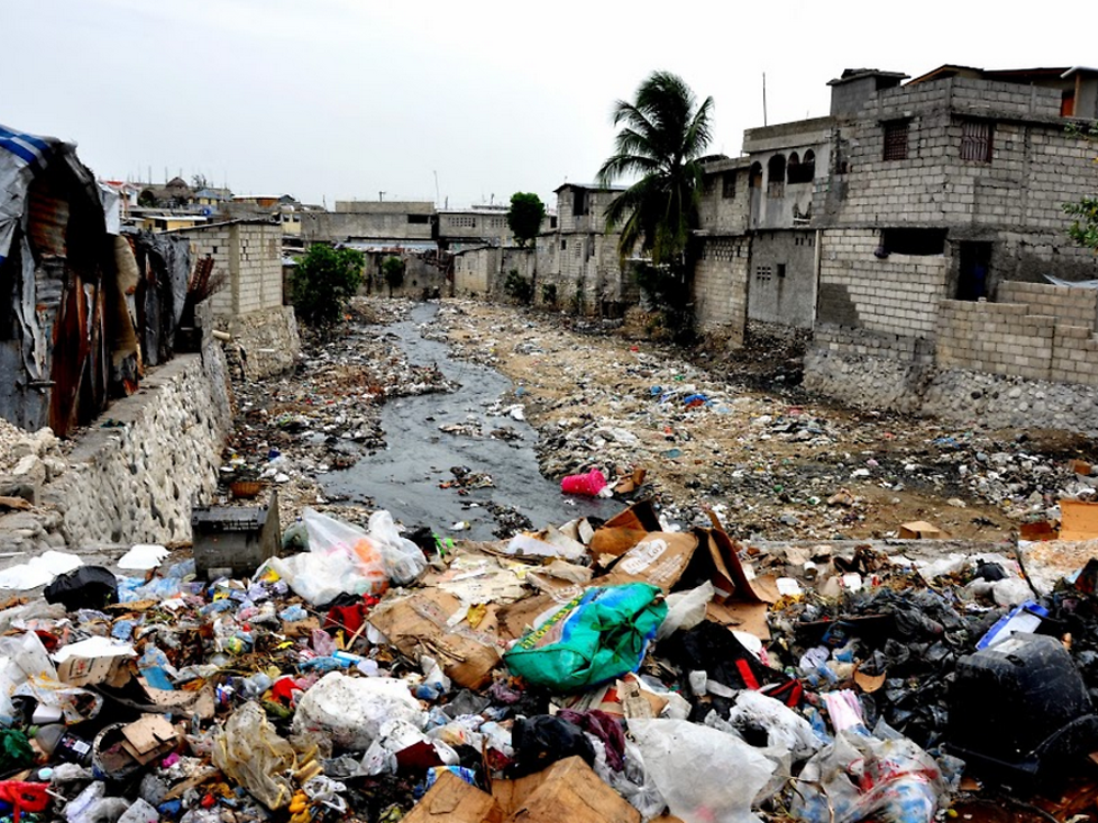 Many communities in Haiti live without access to waste management infrastructure. This means waste – including plastic waste – enters small waterways. From there, it travels to the ocean.
