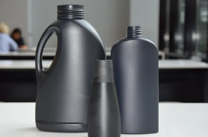 три різні чорні пластикові пляшки
