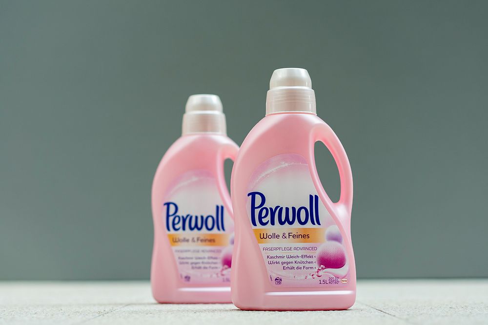 дві рожеві пляшки Perwoll
